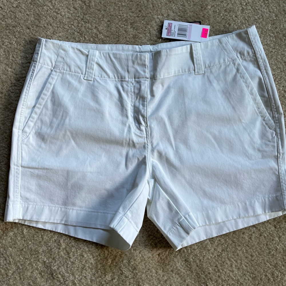 Vineyard Vines 5” Everyday shorts in White, size 6